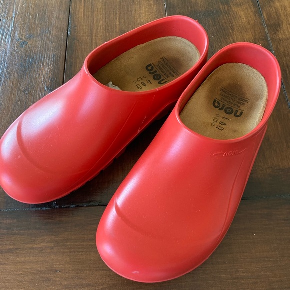 Nora Red European Garden Clogs Size 39/6 Womens - Picture 2 of 5